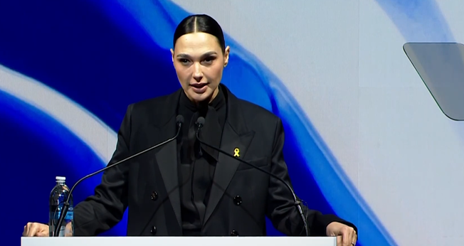  Gal Gadot na conferência da ADL. (Foto: Reprodução/YouTube/Anti-Defamation League).