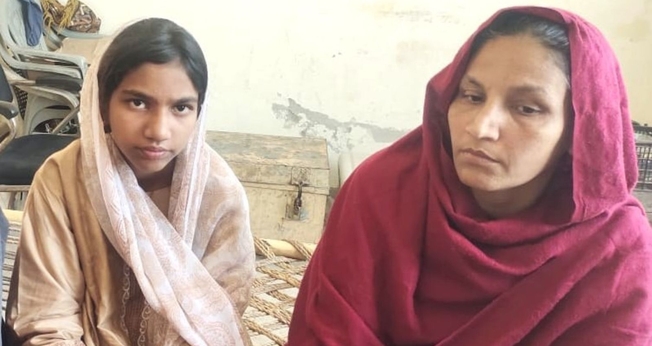 Saba Shafique e a mãe. (Foto: Reprodução/Morning Star News)