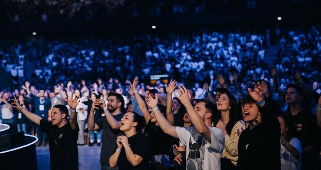Cristãos durante o evento. (Foto: Reprodução/Instagram/Gather25)
