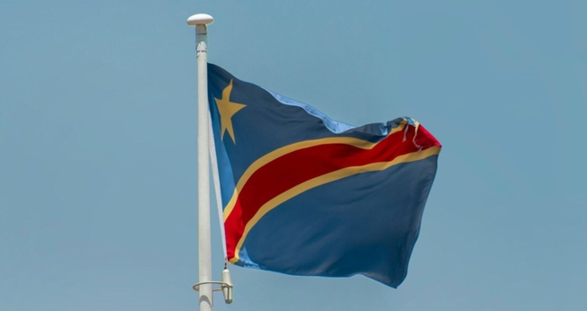 Bandeira da República Democrática do Congo. (Foto: Reprodução/Unsplash/aboodi vesakaran)
