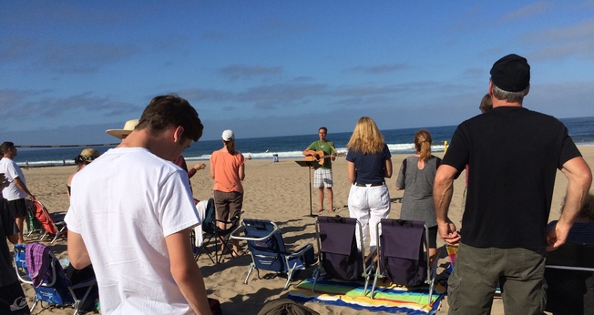  A congregação se reúne todos os domingos em Redondo Beach. (Foto: Church on the Beach).