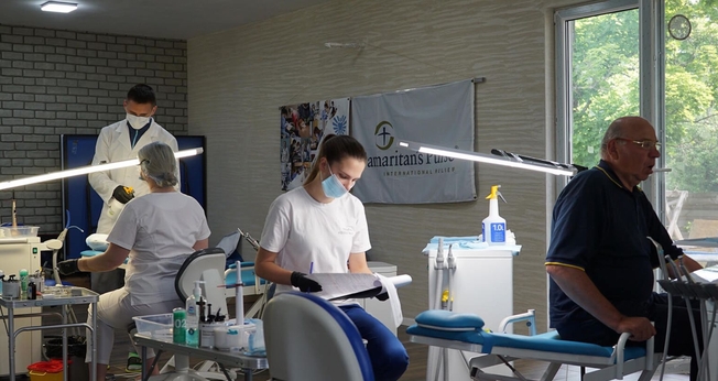 Dentistas estão levando esperança para vítimas da guerra na Ucrânia. (Foto: Reprodução/Samaritan's Purse)