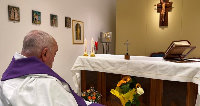 A primeira foto do Papa Francisco desde que foi internado no Hospital Gemelli em 14 de fevereiro. (Foto: Sala de Imprensa da Santa Sé)