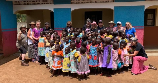Os vestidos são doados em diversos países. (Foto: Facebook/Dress a Girl Around the World).