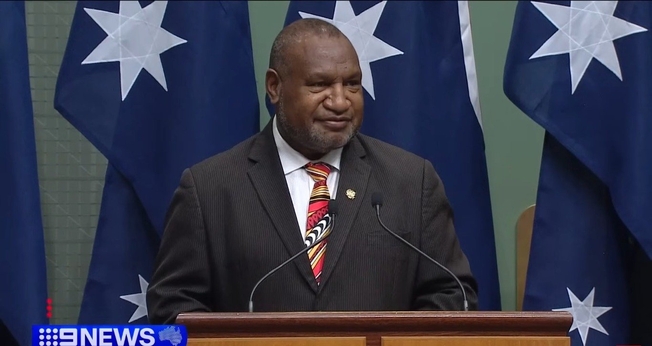 O Primeiro-ministro de Papua Nova Guiné. (Foto: Reprodução/YouTube/ 9 News Australia).