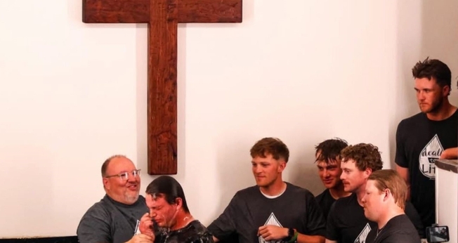 O batismo dos atletas. (Foto: Reprodução/Baptist Press)