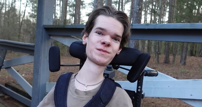 Jamey Carrington. (Foto: Reprodução/YouTube/Jamey Carrington).