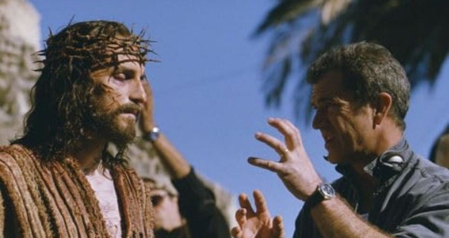 Jim Caviezel e Mel Gibson nas gravações de “A Paixão de Cristo”. (Foto: Reprodução/IMDb)