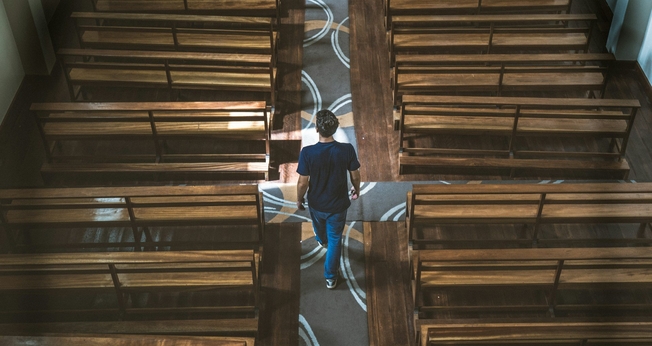 Nenhum outro país sofreu um declínio tão acentuado do Cristianismo nominal quanto a Espanha. (Foto: Unsplash/ Danique Godwin)