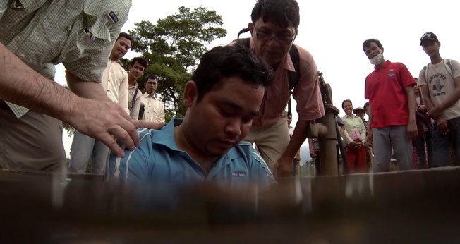 Budista sendo batizado no Camboja. (Captura de tela/Cambodia Christian Ministries)
