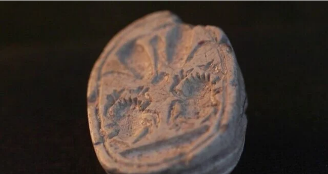 Selo cananeu descoberto em Tel Azeka possui datação de 3.800 anos. (Foto: Emil Aladjem/Autoridade de Antiguidades de Israel)