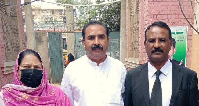 Pais do cristão morto com o advogado Lazar Allah Rakha, após o veredito em 27 de março de 2025. (Foto: Christian Daily International-Morning Star News)