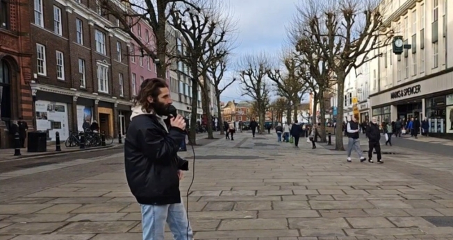 Evangelista pregando nas ruas na Inglaterra. (Foto: Imagem ilustrativa/Reprodução/YouTube/To Live Is Christ).