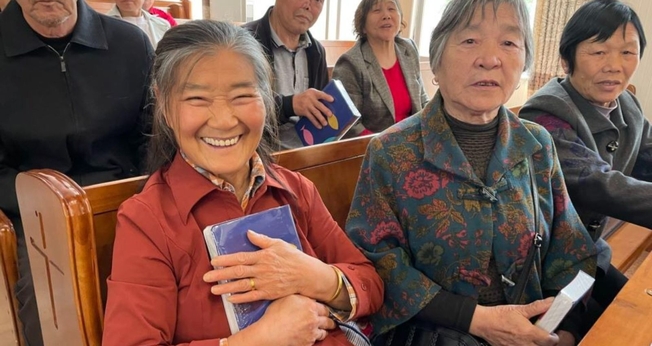 Chineses estão recebendo a Bíblia. (Foto: Reprodução/Bíblias para a China)