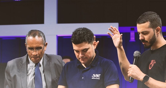 Adel Khosravi durante sua consagração pastoral. (Foto: Instagram/JMM)