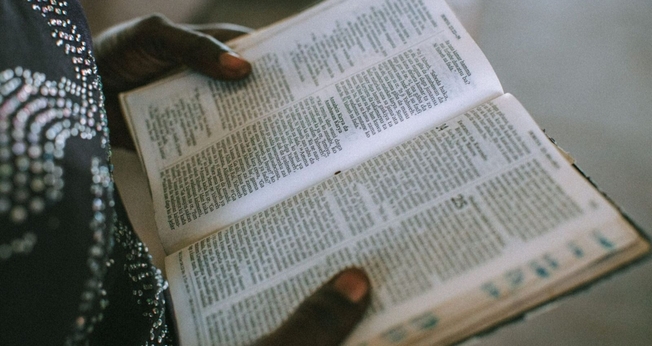  Tabitha lendo a Bíblia. (Foto: Reprodução/Global Christian Relief)
