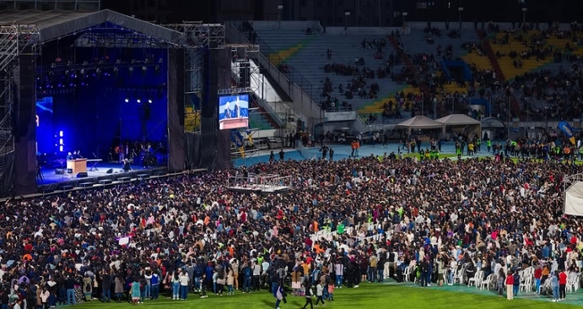A cruzada da Associação Evangelística Billy Graham reuniu uma multidão em um estádio na Bolívia. (Foto: BGEA).