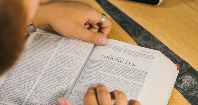 Segundo a Sociedade Bíblica Americana, os novos capítulos do estudo serão divulgados mensalmente até dezembro de 2025. (Foto: Pexels/Tima Miroshnichenko)