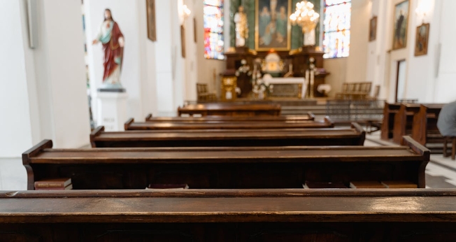 A Igreja Católica precisa preservar o que ainda resta e estancar a crise da perda de fiéis, avalia historiador. (Foto: Pexels/Mart Production)