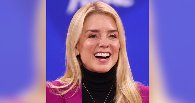 Pam Bondi, procuradora-geral dos EUA, discursa na CPAC 2025, realizada no Gaylord National Resort em Maryland. (Foto: Wikipedia)