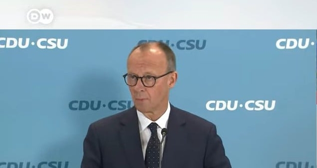 Friedrich Merz discursa após vitória nas eleições alemãs. (Captura de tela/ YouTube/DW News)