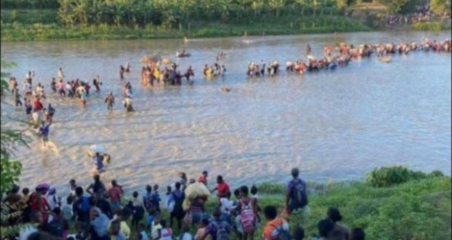 Pessoas fugindo após ataques de gangues. (Foto: Reprodução/Mission Network News/TWR)