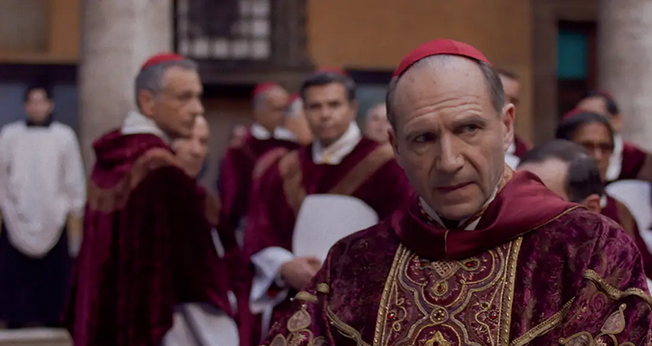 O ator Ralph Fiennes no filme 'Conclave’, de 2024. (Imagem: Divulgação)
