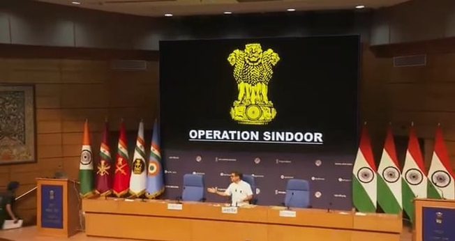 O Ministério da Defesa da Índia divulga atualização sobre ataques com mísseis no Paquistão. (Captura de tela/YouTube/AP)