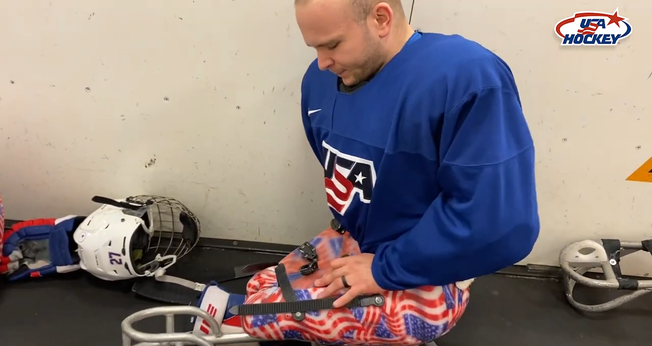 Kayden Beasley em preparação para o jogo. (Captura de tela/YouTube/ USA HOCKEY)
