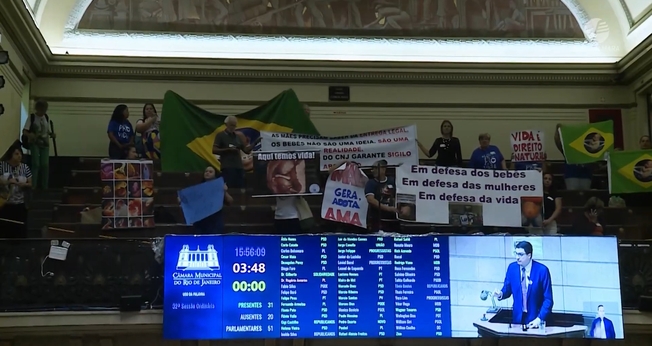 Manifestação na galeria da Câmara do Rio a favor do projeto sobre cartazes informativos de aborto. (Captura de tela/YouTube/Rio TV Câmara)
