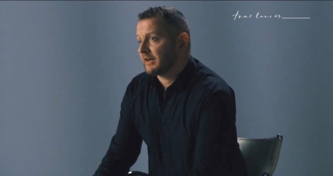 James Parker foi restaurado em sua identidade ao encontrar Jesus. (Foto: Reprodução/YouTube/truelove.is).