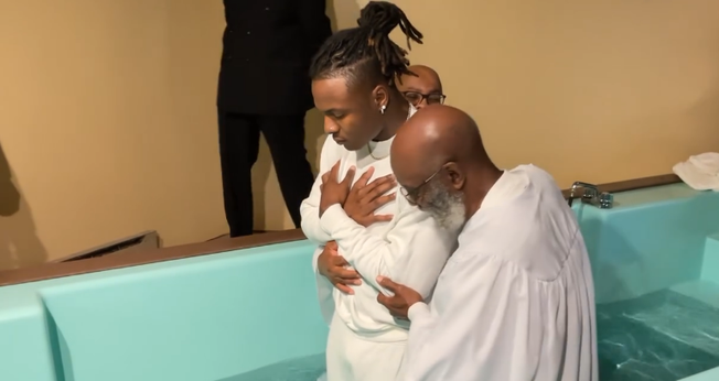 Kaleb Johnson durante seu batismo. (Captura de tela/Instagram/Kaleb Johnson)