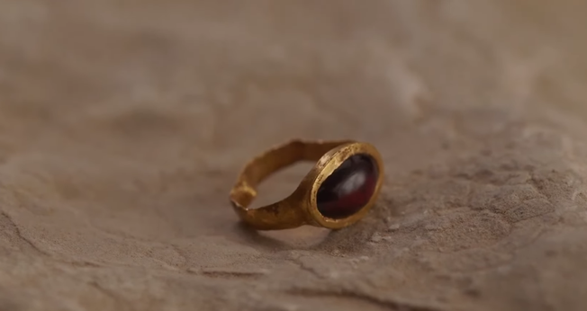 Esse é o segundo anel de ouro encontrado no sítio arqueológico da Cidade de Davi. (Captura de imagem/YouTube/All Israel News)