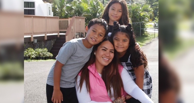 Asha e os filhos. (Foto ReproduçãoAG News)