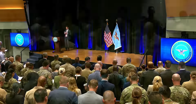 Pastor Brooks Potteiger prega aos participantes do culto de oração no Pentágono. (Captura de tela/YouTube/Defense Now)