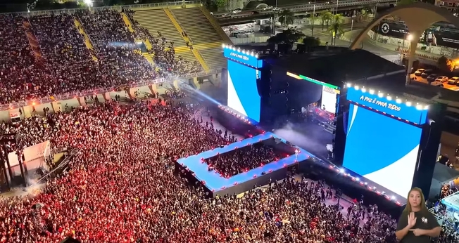 Público se reúne na Praça da Apoteose, no Sambódromo. (Captura de tela/YouTube/Silas Malafaia Oficial)