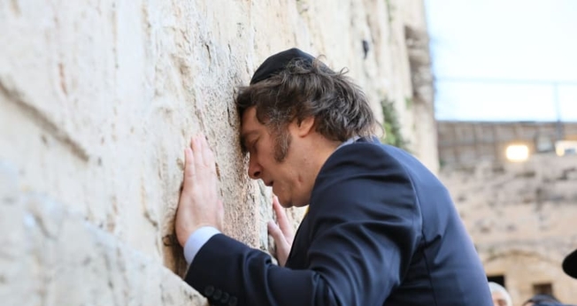 Javier Milei no Muro das Lamentações, em 2024. (Foto: Western Wall Heritage Foundation)