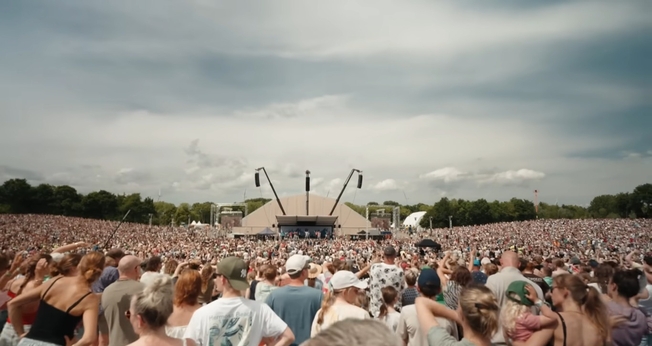 A Conferência Opwekking atraiu uma multidão ao ar livre. (Foto: Reprodução/YouTube/Opwekking).