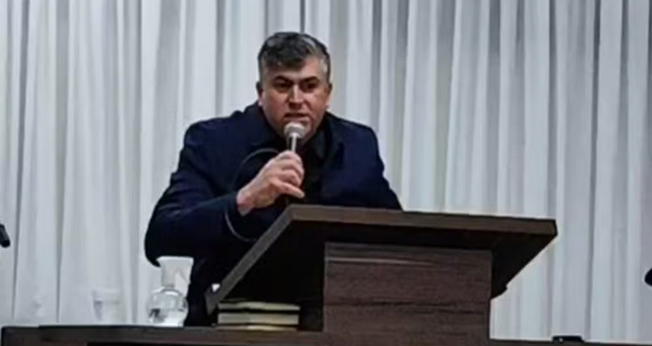 Pastor Sérgio Carvinho pregando antes de passar mal. (Foto: Reprodução/Redes sociais) 