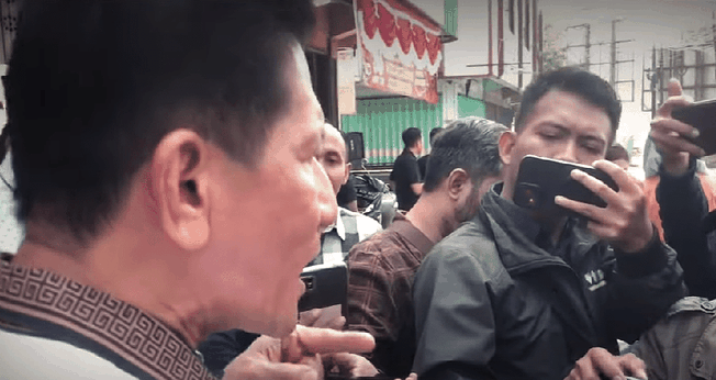 O pastor Herri Soesanto se opõe ao tratamento brusco durante o fechamento da igreja em Jombang. (Captura de tela/YouTube)