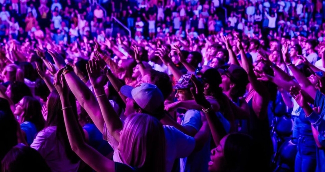 Jovens em um evento cristão. (Foto: Reprodução/Instagram/Jennie Allen)