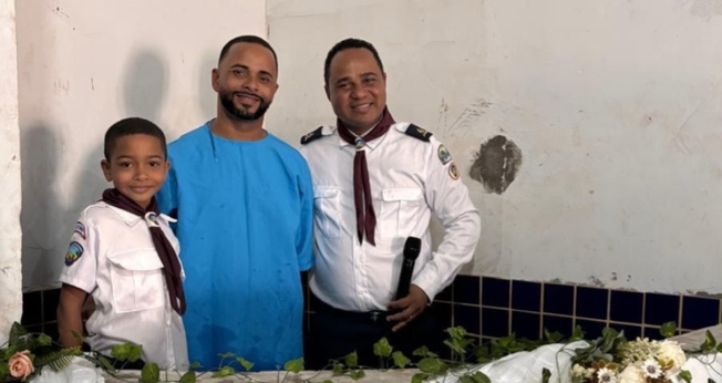 Gilson Teodoro foi batizado no tanque que construiu. (Foto: Notícias Adventistas).
