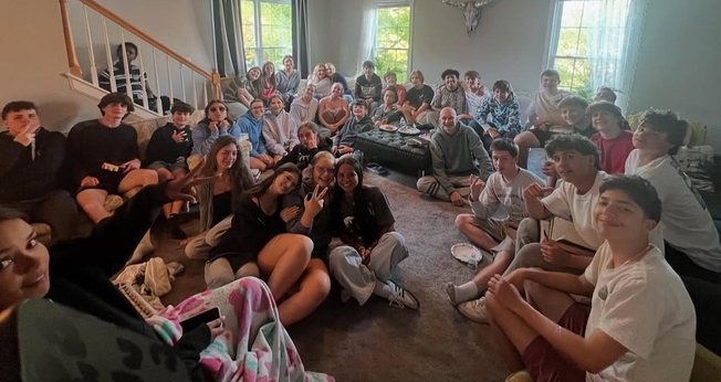 O que começou com poucos adolescentes se tornou em um grande grupo de estudo bíblico. (Foto: Reprodução/Instagram/Jessica Youngblood).