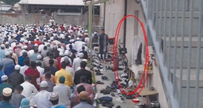 Os muçulmanos após cobrirem a imagem de Jesus. (Foto: Reprodução/Instagram/Ivan Kleber Fonseca)