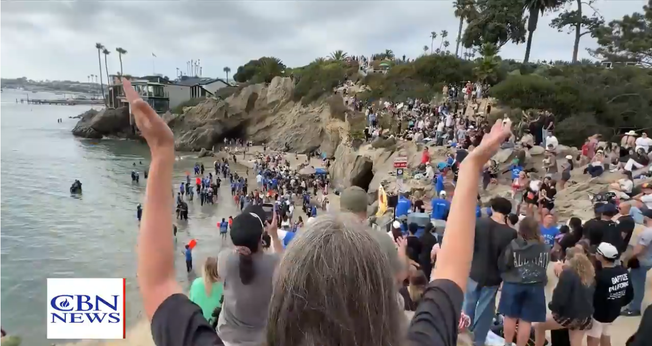 Uma praia da Califórnia foi cenário de um dos maiores batismos realizados no Domingo de Pentecostes. (Captura de tela/CBN News)