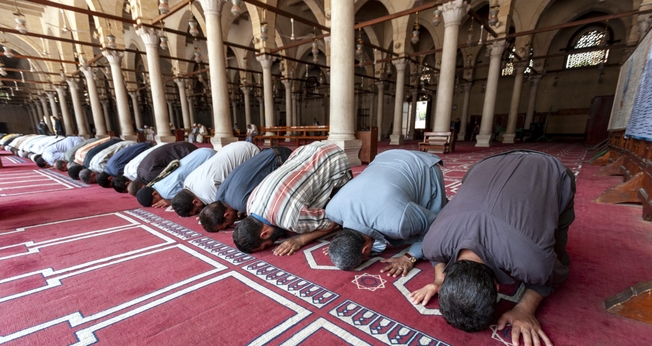Homens egípcios participam da oração do meio-dia na Mesquita Amr ibn Al-Aas, no Cairo Antigo, Egito. (Foto: IMB).