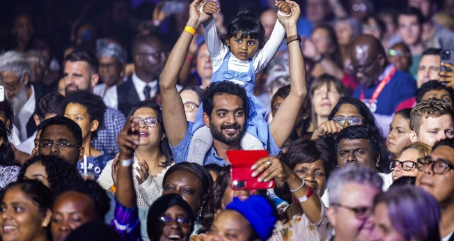 Pessoas na turnê God Loves You. (Foto: Reprodução/BGEA)
