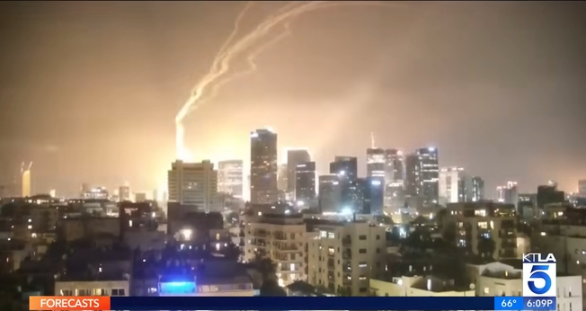 Israel é atacado pelo Irã, após atingir instalações nucleares iranianas. (Captura de tela/YouTube/KTLA 5)