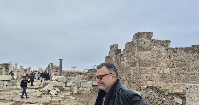 Cláudio Modesto nas ruínas de Éfeso, Turquia. (Foto: Arquivo pessoal)