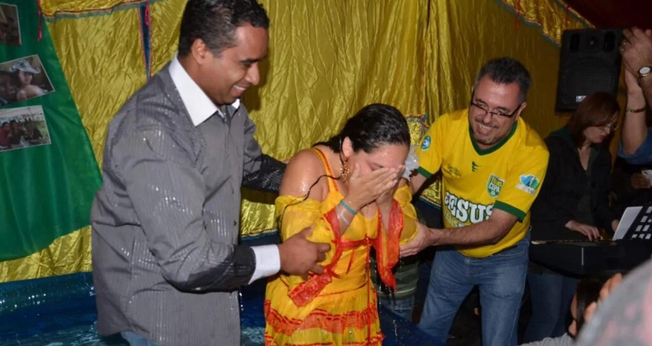 O batismo de uma cigana. (Foto ReproduçãoJunta de Missões Nacionais)